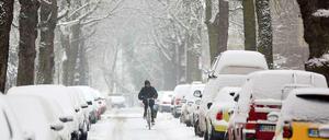 Rad und Tat. Langsam, aber stetig wächst das Netz der fahrradfreundlichen Routen durch Berlin. Das Wetter legt allerdings die Nutzung anderer Verkehrsmittel nahe.