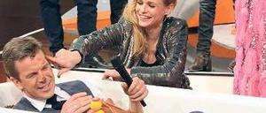 Ich bin eine Sachertorte. Markus Lanz badet in Kakao. Foto: ZDF/dpa