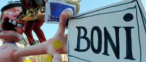 Debatte mit Geschichte. Wie lange die gesellschaftliche Auseinandersetzung schon dauert, lässt sich auch an diesem Foto ablesen. Schon im Düsseldorfer Rosenmontagszug 2010 waren die Sondervergütungen ein Thema.