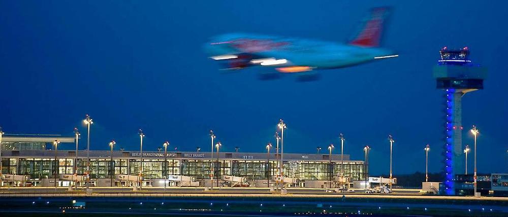 Licht aus? Brandenburg setzt ein Nachtflugverbot in Schönefeld durch – gegen den Willen Berlins und der Airlines.
