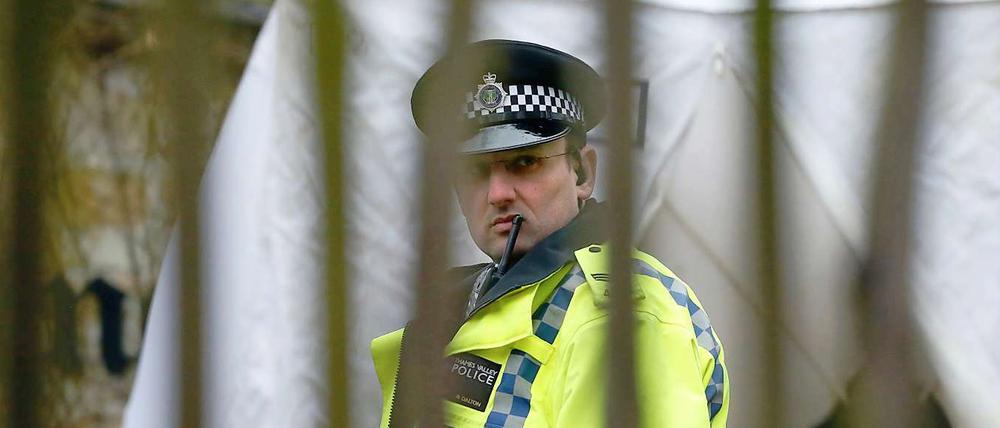Ein britischer Polizist vor dem Haus des verstorbenen Beresowksi.
