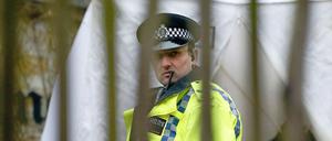 Ein britischer Polizist vor dem Haus des verstorbenen Beresowksi.