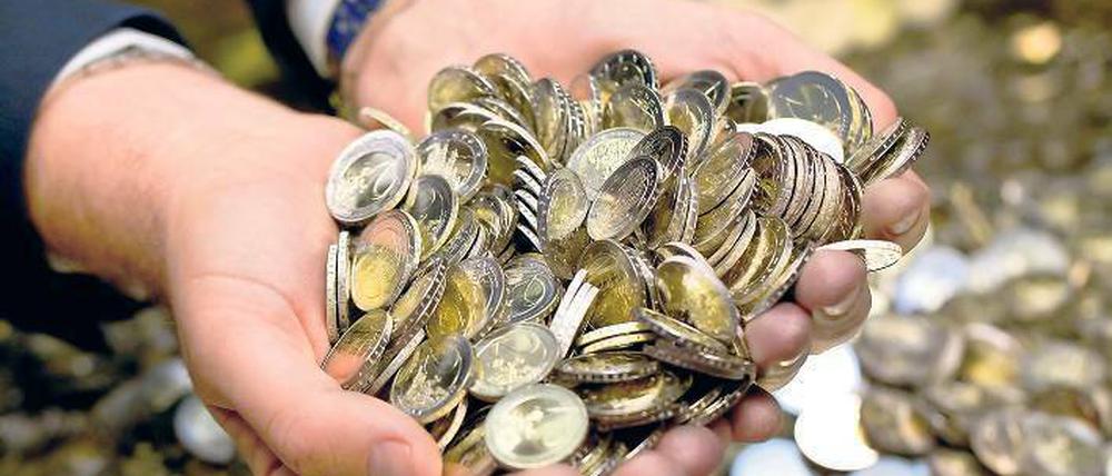 Aus dem Vollen schöpfen können Bauherren laut Stiftung Warentest derzeit zumindest bei der Wahl des Kreditanbieters. Hier helfen zum Beispiel Vergleichsrechner im Internet und Verbrauchermagazine. Die Hausbank muss dabei nicht die erste Wahl sein.