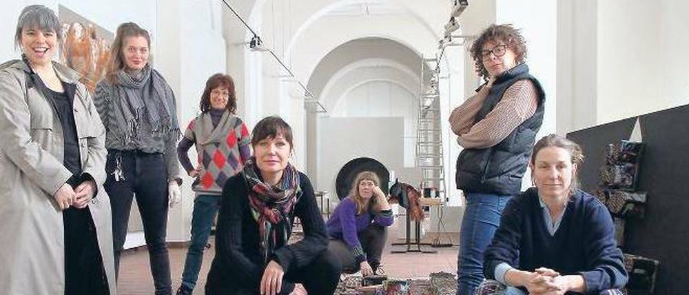 Explosive Perspektive. Die Künstlerinnen Melissa Steckbaur, Magdalena Bichler, Leiterin der Galerie am Körnerpark Dorothee Bienert, Mathilde ter Heijne, Nine Budde, Juliane Solmsdorf und Nina Rhode (v. l.) in der Ausstellung „Erogenous Zone“.