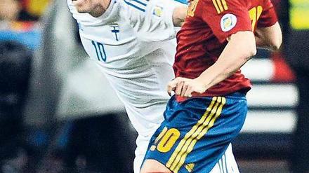 Ausgebremst. Der Finne Pukki (l.) hält Cazorla auf und trifft spät zum 1:1. Foto: AFP