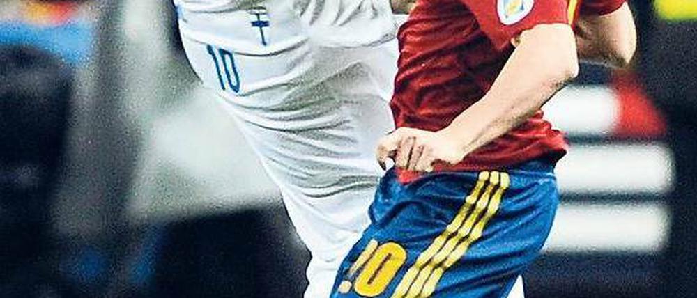 Ausgebremst. Der Finne Pukki (l.) hält Cazorla auf und trifft spät zum 1:1. Foto: AFP