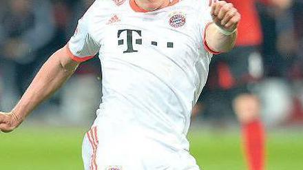 Ein Fall für die Historie. Mario Gomez erzielte die Führung für die Bayern, die auf dem Weg zu einem neuen Rekord sind. Foto: dpa