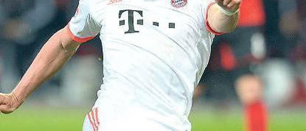 Ein Fall für die Historie. Mario Gomez erzielte die Führung für die Bayern, die auf dem Weg zu einem neuen Rekord sind. Foto: dpa