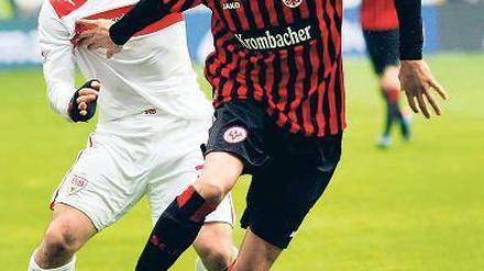 Vorsprung verspielt. Frankfurt mit Anderson (v.) verlor noch gegen Stuttgart. Foto: dpa