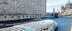 Von der Leine gelassen. Die Frühlingssaison der Berliner Schifffahrt beginnt mitten im Winter. Dafür ist an Bord alles wie immer: Es gibt Bier und Bockwurst. 