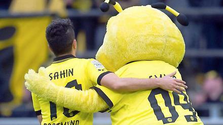 Freunde. Nuri Sahin (links) und Dortmunds Maskottchen Emma.