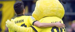 Freunde. Nuri Sahin (links) und Dortmunds Maskottchen Emma.