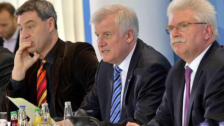 „Seit heute morgen um neun Uhr wird geklagt“, sagte Söder (l). Die SPD findet das nicht lustig.
