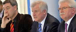 „Seit heute morgen um neun Uhr wird geklagt“, sagte Söder (l). Die SPD findet das nicht lustig.