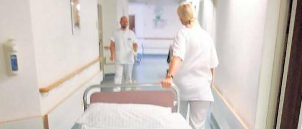 Die Kliniken liegen flach. In den landeseigenen Krankenhäusern fehlen mehrere hundert Pflegerinnen und Pfleger. Das beklagen zumindest Betriebsräte.