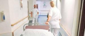 Die Kliniken liegen flach. In den landeseigenen Krankenhäusern fehlen mehrere hundert Pflegerinnen und Pfleger. Das beklagen zumindest Betriebsräte.
