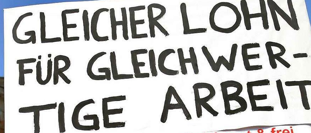 Gegenwind. Am 21. März, dem Equal Pay Day, protestieren Frauen weltweit gegen die Lohnlücke.