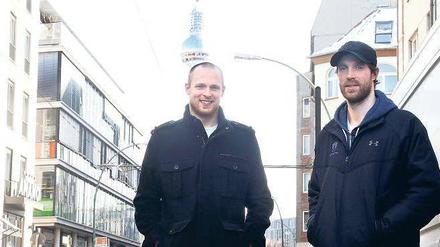 Ohne Ausrüstung unterm Fernsehturm. Jimmy Sharrow (li.) und Barry Tallackson. Viele US-Amerikaner würden ihren Heimatort ein Leben lang nicht verlassen, sagt Sharrow. „Wir haben das Privileg, das wir weit herumkommen in der Welt.“ 