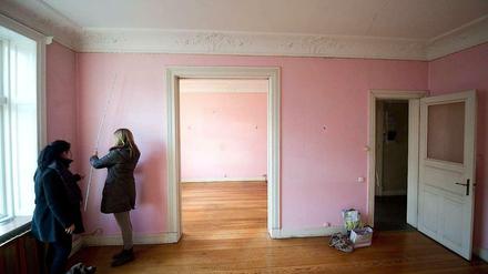 Schimmel im Bad, undichte Fenster, Risse in der Wand: Mängel an der Wohnung sind der häufigste Grund für Rechtsstreit zwischen Mieter und Vermieter.