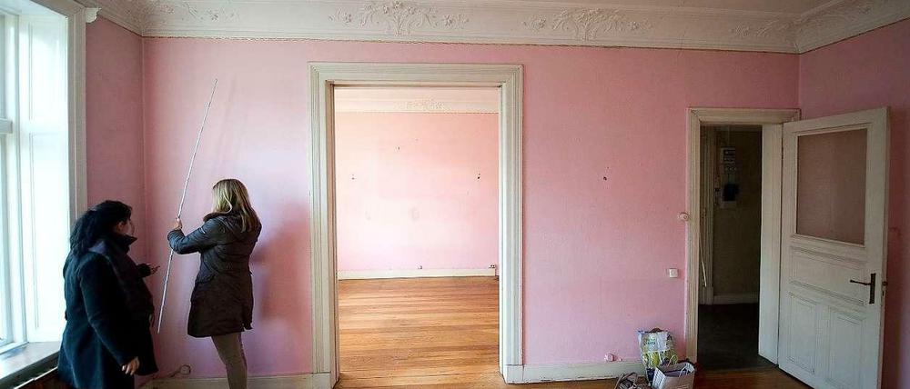 Schimmel im Bad, undichte Fenster, Risse in der Wand: Mängel an der Wohnung sind der häufigste Grund für Rechtsstreit zwischen Mieter und Vermieter.