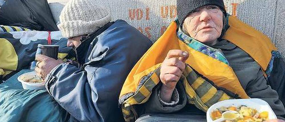 An Bedürftige verteilen Bremens „Suppenengel“ viermal in der Woche Heißes.