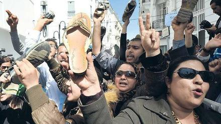 Wutbürger. Demonstranten fordern am 29. März den Rücktritt der tunesischen Frauenministerin Sihem Badi und werfen Schuhe gegen ihren Amtssitz. 