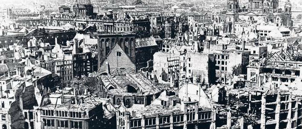 In Trümmern. So sah Berlins Mitte nach dem Zweiten Weltkrieg aus, vorn die zerstörte Nikolaikirche. Jetzt ist ein Buch über die Bombenangriffe der Alliierten erschienen. Foto: dpa