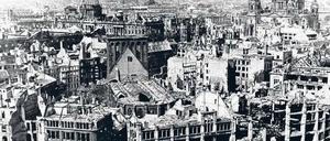 In Trümmern. So sah Berlins Mitte nach dem Zweiten Weltkrieg aus, vorn die zerstörte Nikolaikirche. Jetzt ist ein Buch über die Bombenangriffe der Alliierten erschienen. Foto: dpa