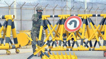 Blockade. Ein südkoreanischer Soldat errichtet an einem militärischen Kontrollpunkt in Paju nahe der demilitarisierten Zone eine Barrikade. Der Checkpoint liegt an der Straße ins nordkoreanische Kaesong. Der dort angesiedelte Gewerbepark gilt als die letzte Bastion wirtschaftlicher Zusammenarbeit zwischen Nord- und Südkorea. Foto: Jung Yeon-Je /AFP