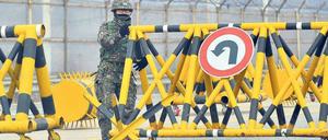 Blockade. Ein südkoreanischer Soldat errichtet an einem militärischen Kontrollpunkt in Paju nahe der demilitarisierten Zone eine Barrikade. Der Checkpoint liegt an der Straße ins nordkoreanische Kaesong. Der dort angesiedelte Gewerbepark gilt als die letzte Bastion wirtschaftlicher Zusammenarbeit zwischen Nord- und Südkorea. Foto: Jung Yeon-Je /AFP