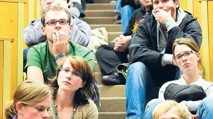 Dicht gedrängt. Bis 2015 kommen fast doppelt so viele zusätzliche Studienanfänger wie ursprünglich erwartet.