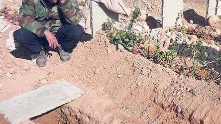 Ein Kämpfer der Freien Syrischen Armee trauert um einen Kameraden. Foto: rtr