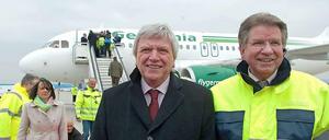 Hessens Ministerpräsident Volker Bouffier (CDU) und Jörg Ries, Sprecher der Flughafen-Geschäftsführung, vor vollendetem Werk.