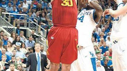 Mutig nur auf dem Feld. Royce White (l.) setzt sich in einem Collegespiel mit Iowa State gegen den späteren NBA-Spieler Michael Kidd-Gilchrist (Mitte) durch. 