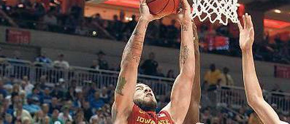 Mutig nur auf dem Feld. Royce White (l.) setzt sich in einem Collegespiel mit Iowa State gegen den späteren NBA-Spieler Michael Kidd-Gilchrist (Mitte) durch.