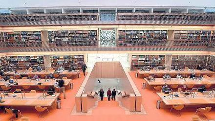 Freier Zugang. Die beeindruckende offene Treppe, die in den Forschungslesesaal der Staatsbibliothek Unter den Linden führt, trägt auch Geräusche nach oben.