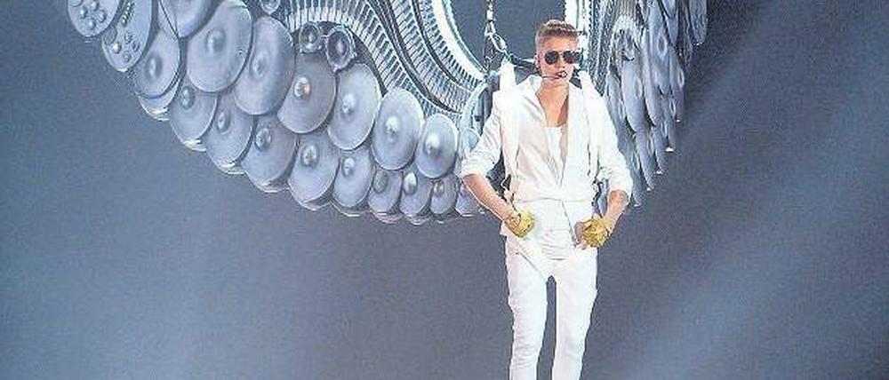 Michael 2.0. Justin Bieber flog mit Flügeln aus Gitarren, Klaviertasten und Becken auf die Bühne. Die Inszenierung des 19-Jährigen erinnert mehr und mehr an Michael Jackson – inklusive Eskapaden. Foto: dpa