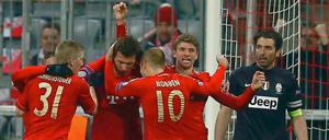 Die Bayern jubeln, Juve-Torwart Buffon guckt betreten drein. Der italienische Nationaltorwart hatte in München nicht seinen besten Tag erwischt.