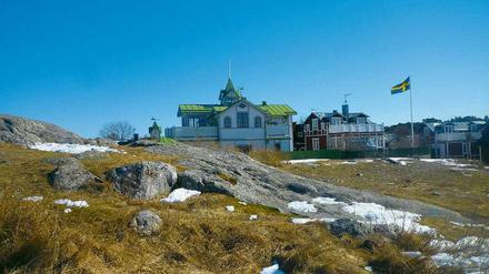 Sandhamn. Auch so manches Haus auf der Insel bekommt in Stens Krimis seine Rolle. Wie dieser weiße Trumm oben links – als Brand’sche Villa.