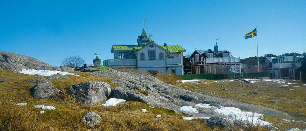 Sandhamn. Auch so manches Haus auf der Insel bekommt in Stens Krimis seine Rolle. Wie dieser weiße Trumm oben links – als Brand’sche Villa.