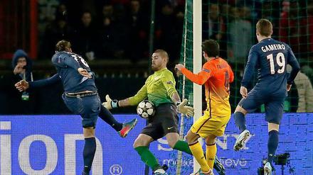 Zlatan Ibrahimovic scheitert mit diesem Schuss an Barcelonas Torwart Victor Valdes - einmal konnte er den spanischen Keeper aber dann doch überwinden.