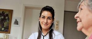 Für diesen Beruf entscheiden sich zu wenige Deutsche - und auch nicht allzu viele Zuwanderer: Eine ungarische Pflegeschülerin in einem Altenheim in Karlsruhe.