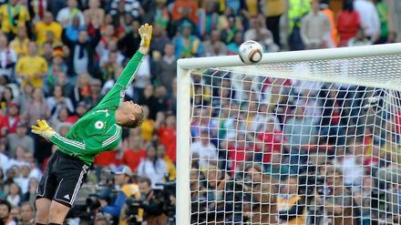 Zeitreise. Frank Lampard zieht aus der Distanz ab, der Ball fliegt über Manuel Neuer an die Unterkante der Latte ...