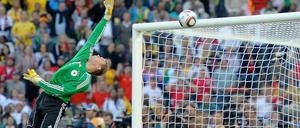 Zeitreise. Frank Lampard zieht aus der Distanz ab, der Ball fliegt über Manuel Neuer an die Unterkante der Latte ...