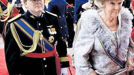 Der König in spe und seine Königin. Am 30. April dankt Beatrix ab und überlässt ihrem ältesten Sohn Willem-Alexander den Thron der Niederlande. picture alliance / dpa