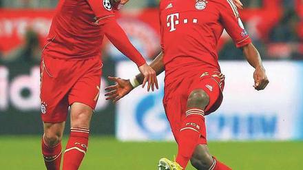 Aufs Horn genommen. Franck Ribéry kann seinen Kollegen David Alaba nach dessen Führungstor kaum einfangen. Der Österreicher traf bereits nach 27 Sekunden zum 1:0. Thomas Müller erzielte in der zweiten Halbzeit den 2:0-Endstand. Foto: Reuters