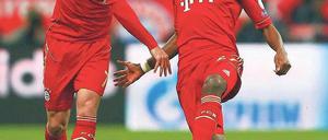 Aufs Horn genommen. Franck Ribéry kann seinen Kollegen David Alaba nach dessen Führungstor kaum einfangen. Der Österreicher traf bereits nach 27 Sekunden zum 1:0. Thomas Müller erzielte in der zweiten Halbzeit den 2:0-Endstand. Foto: Reuters