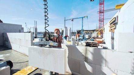 Der Wohnungsbau in Deutschland zieht an. Doch von seinem Höchststand in den 90er Jahren, der die 700 000er-Marke überschritt, ist er immer noch weit entfernt.