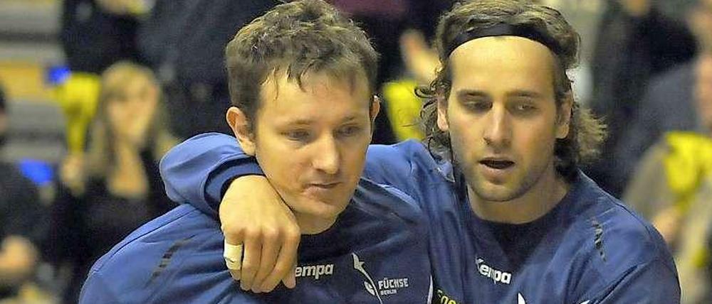 Doppelt hält besser: Die Torhüter der Füchse Berlin Petr Stochl (l.) und Silvio Heinevetter.