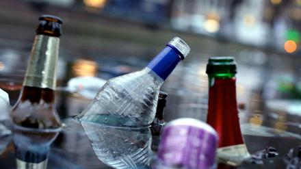 Eine ganze Badewanne voll mit Bier, Wein und Schnaps trinkt durchschnittlich jeder Deutsche jährlich aus. 